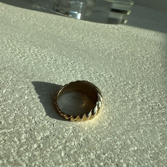 Vintage Gold-Tone Ribbed Dome Ring – Chunky Statement Style - Picture 4 of 4